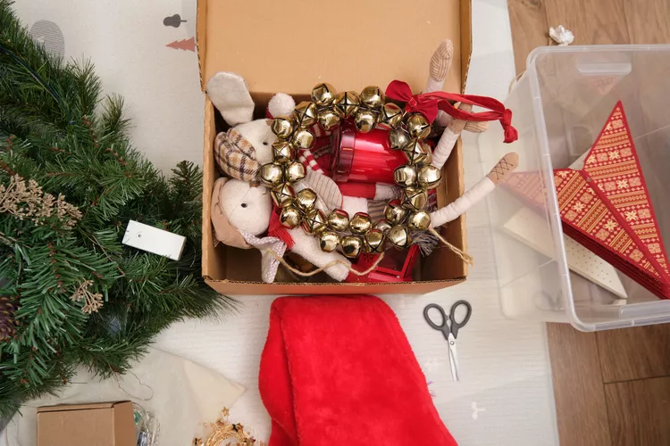 4 Holiday Decorations Minimalists Always Toss After Christmas (and You Can Too)